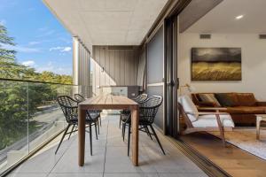 Elegant 2-Bed Urban Retreat with Outdoor Dining