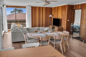 Sea Gazza - Welsh Street, 12