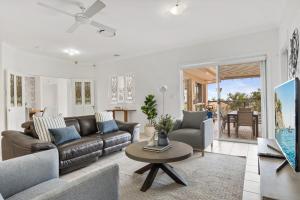 Peaceful Family Home: 4-Bed Pool Alfresco Dining