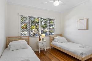 Beachside 3-Bed family Home with Parking & Veranda