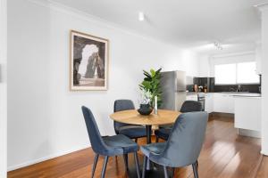 Coastal 2-Bed with Balcony 200m from Beach