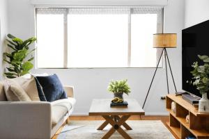 Coastal 2-Bed with Balcony 200m from Beach