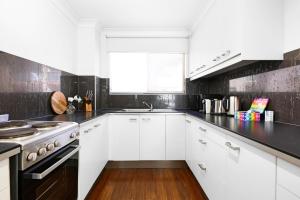 Coastal 2-Bed with Balcony 200m from Beach