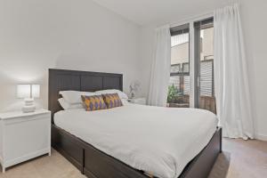 Lakeside 3-Bed Family Home with Amazing Views