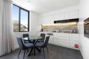 Modern 1-Bed with Balcony in Bustling Surry Hills