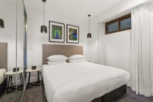 Modern 1-Bed with Balcony in Bustling Surry Hills