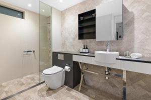 Modern 1-Bed with Balcony in Bustling Surry Hills