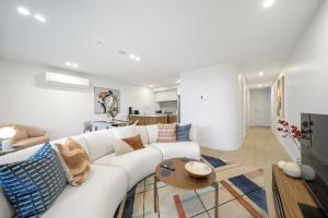 Sleek Inner-City 2-Bed with Swimming Pool & BBQ