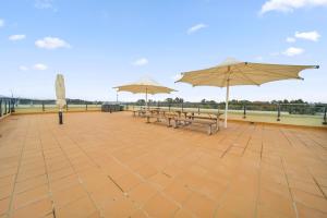 Loft-Style CBD 1-Bed with Rooftop Terrace & BBQ