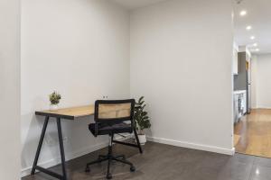 Oceanfront 2-Bed With Balcony & Study Nook