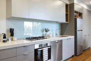 Oceanfront 2-Bed With Balcony & Study Nook