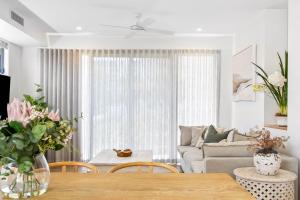 Bokarina 3-Bed Stunning Home, Steps from Beach