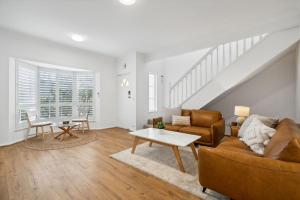 Coastal Luxury 3-Bed Townhouse 150m from Beach