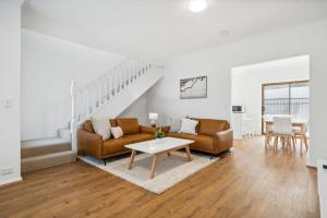 Coastal Luxury 3-Bed Townhouse 150m from Beach