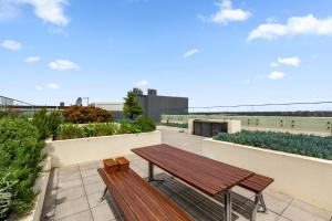 Luxe 2-Bed: Modern Interiors Balcony & BBQ Area