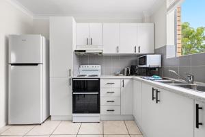 Elegant 2-Bed with Balcony by Parks and Amenities