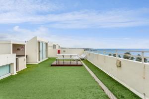 Wake Up to the Ocean: 1-Bed with Pool & Views