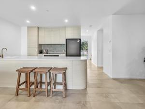 3-Bed: Riverfront Alfresco Dining & Rooftop Pool