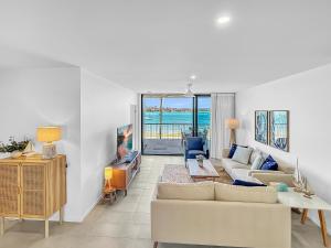3-Bed: Riverfront Alfresco Dining & Rooftop Pool