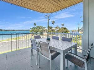 3-Bed: Riverfront Alfresco Dining & Rooftop Pool