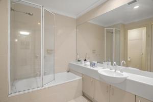 Central 2-Bed Pad with Tennis Court, Pool & Gym