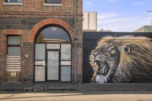 Bustling Fitzroy Eateries and Bars Nearby