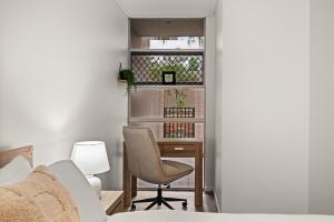 Vibrant 2-Bed Apartment with Pool and Gym Access