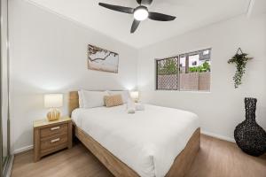 Vibrant 2-Bed Apartment with Pool and Gym Access