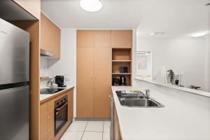 Vibrant 2-Bed Apartment with Pool and Gym Access