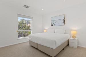 Elegant 3-Bed Home Steps from Sunny Glenelg Beach