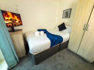 The Purple 5BR House By AltoLuxoExperience Short Lets & Serviced Accommodation With Free Parking