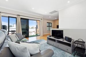 Bright 2-Bed Townhouse with Balcony & Garage