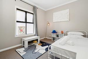 Bright 2-Bed Townhouse with Balcony & Garage