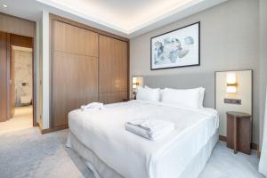 Free housekeeping visits during your stay - StayShort - Exceptional 2BR with Burj Khalifa Views in Downtown