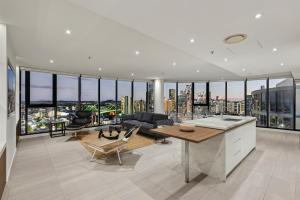 Fortitude Valley 3-Bed, Top Floor and Bridge View