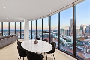 Fortitude Valley 3-Bed, Top Floor and Bridge View