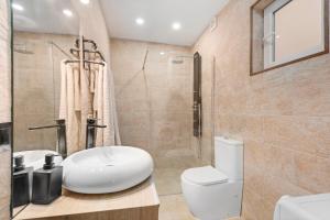 3 Rooms 3 Bathrooms In The City