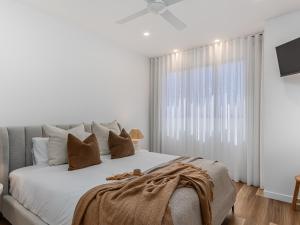 3 Bed Beach Retreat with Pool 1 min walk to sand