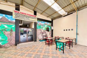 RedDoorz at Golden Gateway Medan