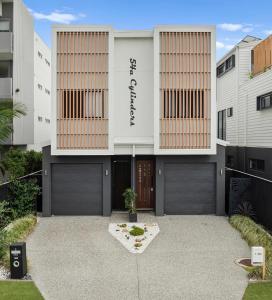 3 Bed Beach Retreat with Pool 1 min walk to sand