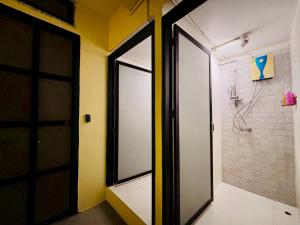 Sukhum Charoen Krung Tak-Sin bridge guest house