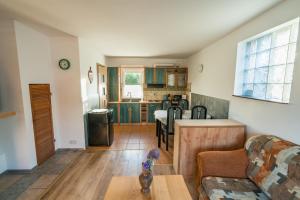 Uroczy domek nad jeziorem