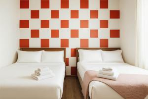 1 Free Parking Sleeps 10