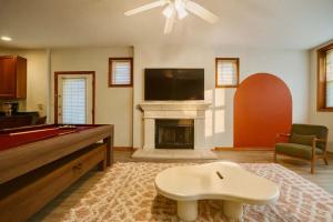 1 Free Parking Sleeps 10