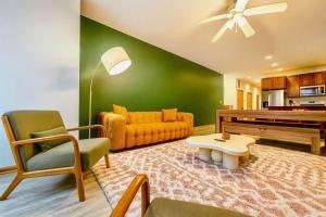 1 Free Parking Sleeps 10