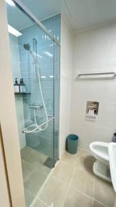 2912#InfiniteSkySuite #HighFloorView #ModernChicStay #SpaciousComfort