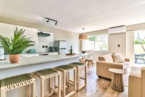 Silverview Modern Duplex Fully Air-Conditioned near Beach