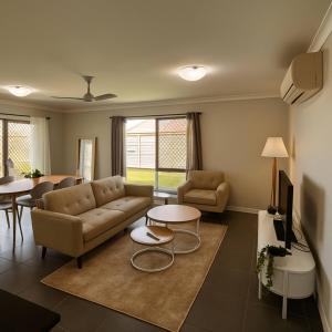 Bright Family Retreat - Quiet Caboolture Stay