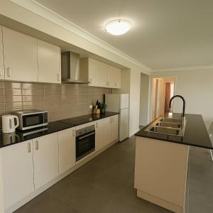 Bright Family Retreat - Quiet Caboolture Stay