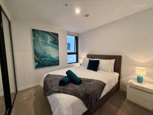 Midnight Luxe 2BR 2Bath 508 L5 in the heart of Braddon Pool Sauna Gym 1 Secure Parking Space Wifi Wine